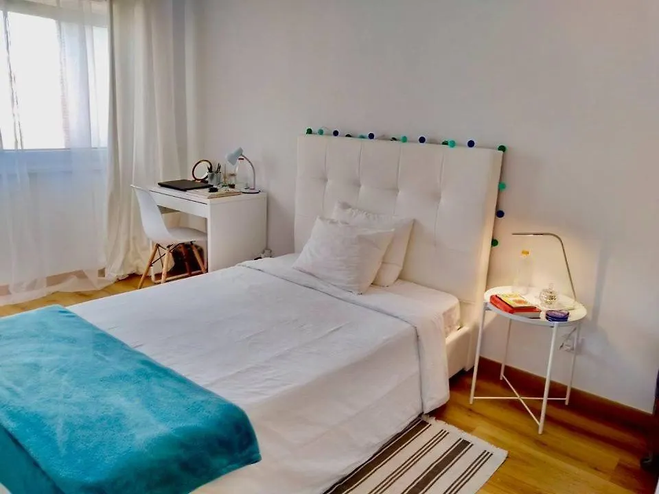 Guest house Comfortable Bedrooms In Apartment With River View Almada Portugal