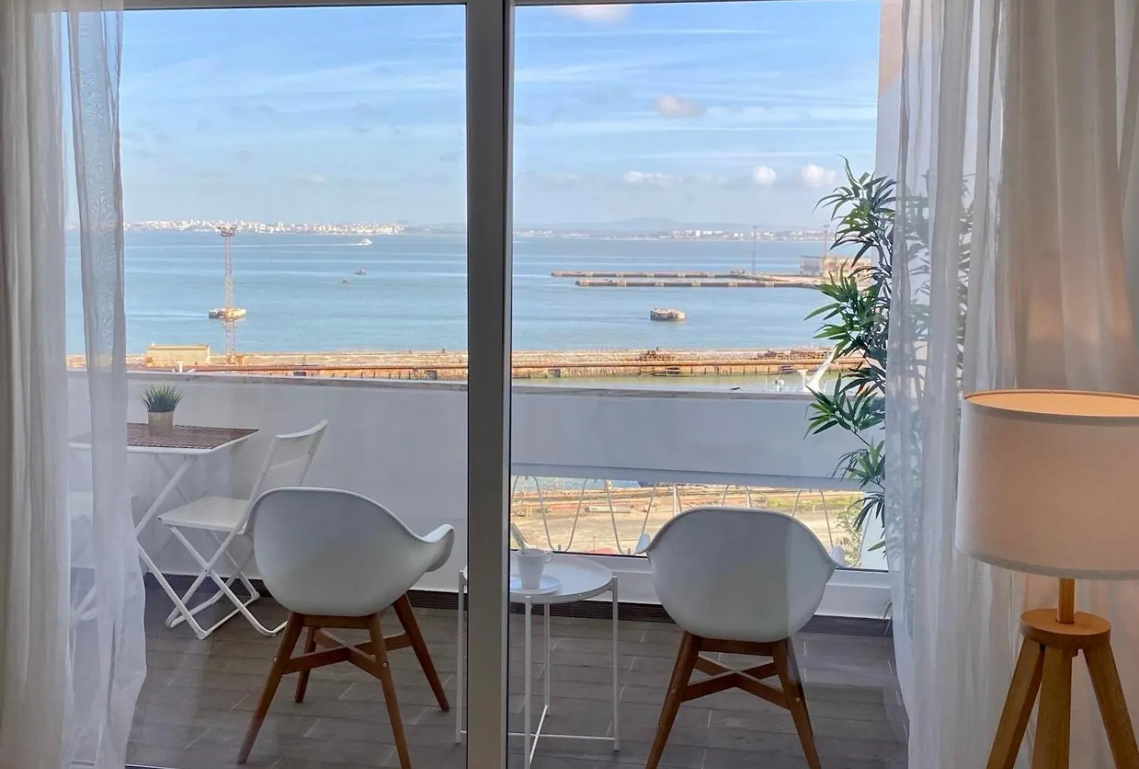 Guest house Comfortable Bedrooms In Apartment With River View Almada