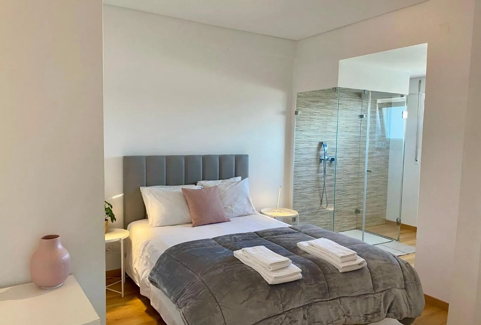 Comfortable Bedrooms In Apartment With River View Almada Konukevi
