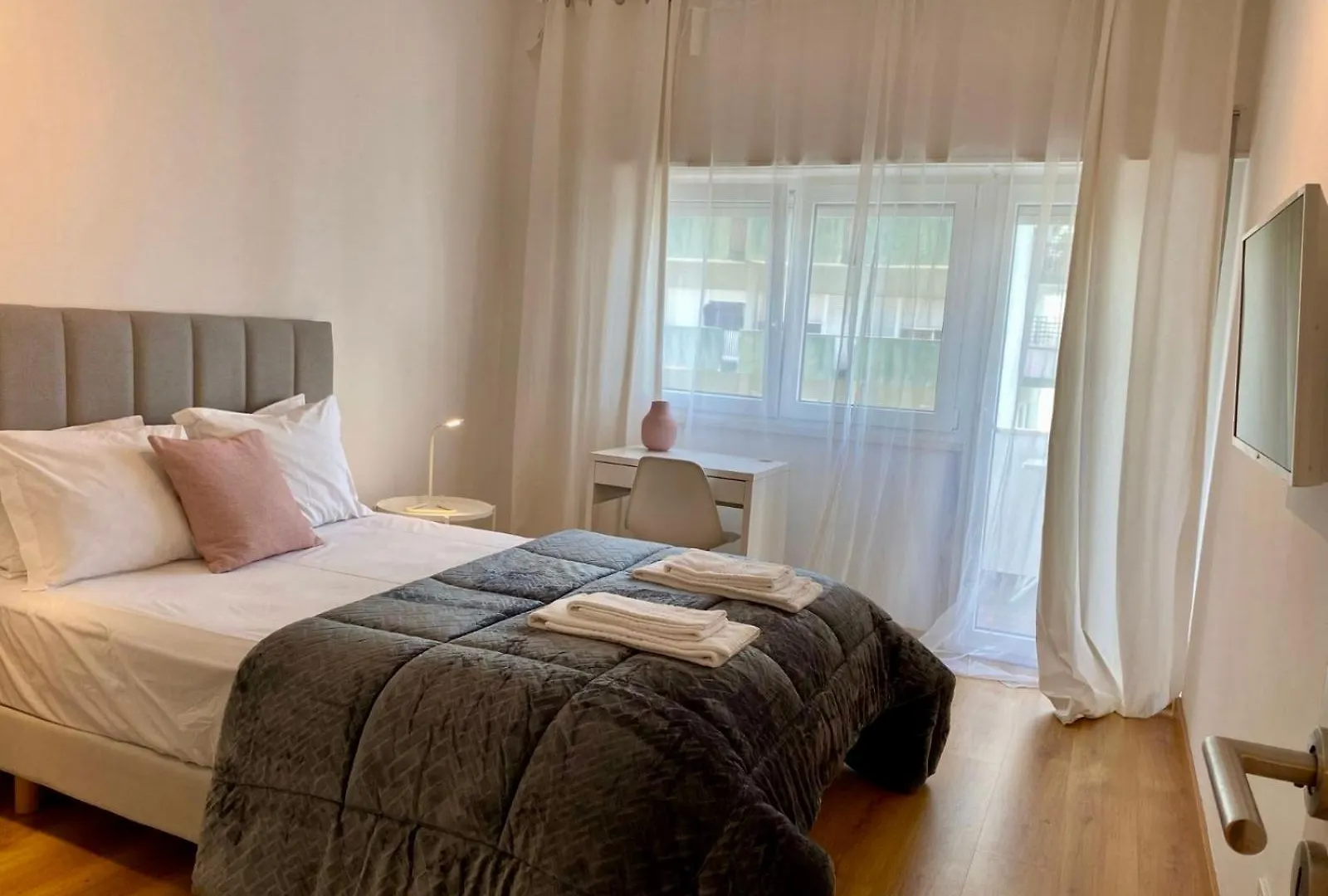 Comfortable Bedrooms In Apartment With River View Almada